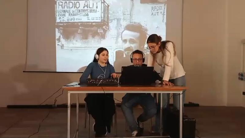 Onda Pazza: la trasmissione di fantapolitica di Radio Out - Edizione Straordinaria