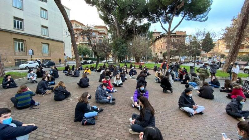 La scuola in piazza "Se ci bloccano il futuro, noi blocchiamo la città"