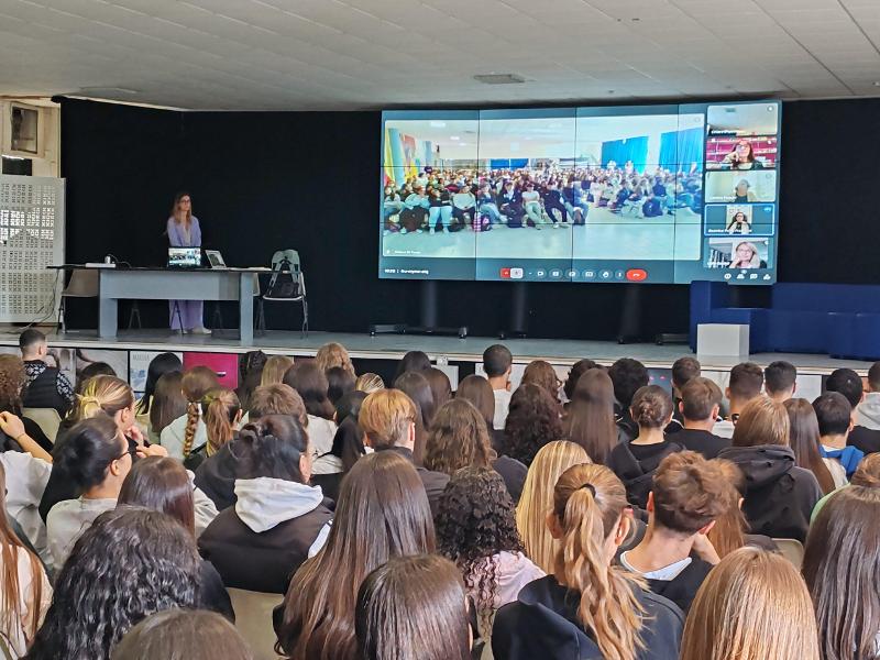 Rinate – Oltre il femminicidio: la mostra di Stefania Prandi fa tappa all’I.I.S.S. “R. Lotti – Umberto I”