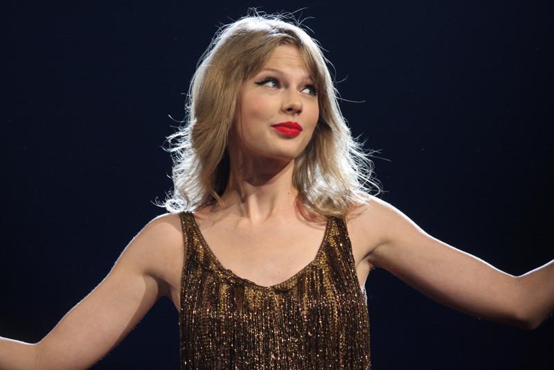 Taylor Swift, scala le classifiche e conquista un record dei Beatles